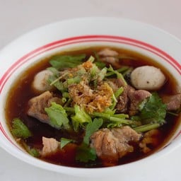 เกาเหลาหมูตุ๋น หมูสด และลูกชิ้น