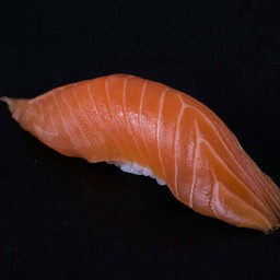 SALMON NIGIRI