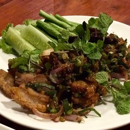 ลาบหมูกรอบอร่อยนะ