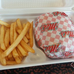 BBQ Bacon Cheeseburger meal (1590 yen : 390  บาทโดยประมาณ ):