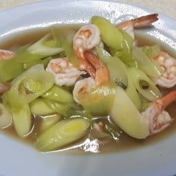 กุ้งผัดต้นกระเทียม