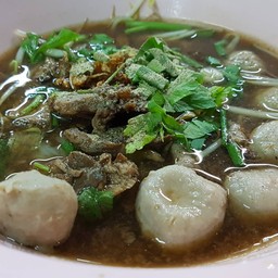 ก๋วยเตี๋ยวลูกชิ้นหมูและเนื้อ