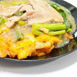 ราดหน้าหมู เส้นใหญ่ห่อไข่
