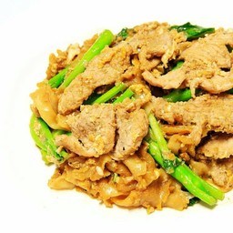 ผัดซีอิ๊วหมู เส้นใหญ่