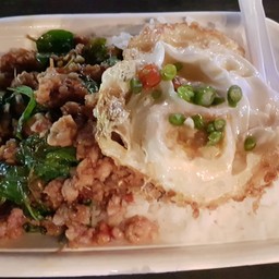 ข้าวกะเพราไข่ดาว จากร้านในตลาด