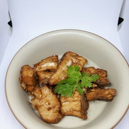 ปลากระพงทอดกระเทียมพริกไท