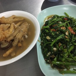 ผัดผักบุ้งไฟแดงใส่พริก