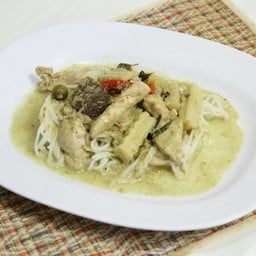 ขนมจีนแกงเขียวหวานไก่ยอดมะพร้าวอ่อน