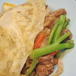 ผัดซีอิ๊วหมูห่อไข่ เส้นใหญ่ (ผัดซีอิ๊วโป๊ะไข่เจียว)