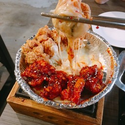 ไก่ชีส ตัวออริจินัลกรอบเค็ม อีกอันหวานเผ็ด ร้านนี้ติดหวานไปนิดค่ะ
