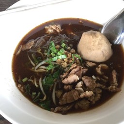 ก๋วยเตี๋ยวเรือแสนแสบ ลูกชิ้นยักษ์