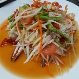 ส้มตำปูม้าเสริฟคู่กับขนมจีน
