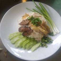 ข้าวมันไก่หน้าค่าย