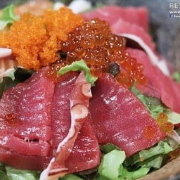 ผักสะอาดสดดี น้ำสลัดมาสองแบบแนะนำราดรวมไปเลยจะได้ทั้งความหอมมันเปรี๊ยวเค็มนัวๆ