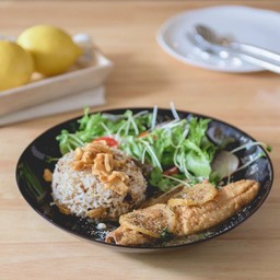 ข้าวผัดกากหมู ปลากะพง ซอสเลม่อน และไทม์