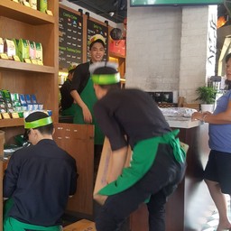 คนแน่นร้านตลอด ส่วนมากเป็นคนพื้นที่