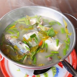 ต้มยำปลาทูมะดัน- ใบมะขาม