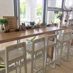 ตกแต่งร้านได้น่ารัก มีหนังสือให้อ่านเล่นด้วย