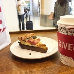Starbucks Narita Airport (before Check Inn)