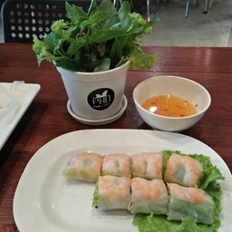 หิวค่ะ 555จิ้มทานไปชิ้นนึงลืมไปว่าต้องถ่ายรูป