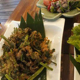 ยําผักบุ้งกรอบ