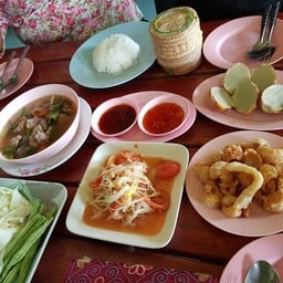 ต้มแซ่บกระดูกอ่อน ส้มตำ ไข่ปิ้ง 