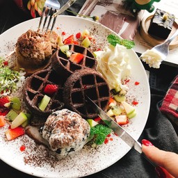 อร่อยเกินคุ้มในราคา 119 บาท 

รสชาติตัว waffle รสโกโก้เข้มข้น อร่อยลงตัวกับผลไ