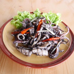 ปลาหมึกผัดน้ำดำ
