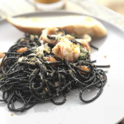 เส้นเหนียวนุ่มมาก รสชาติกลางๆไม่เผ็ดไม่หวานมีรสเค็มจากชีสที่โรย แนะถ้ามาเสิร์ฟให