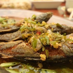 ปลาทูทอดราดพริกข