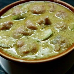 แกงเขียวหวานลูกชิ้นปลากราย