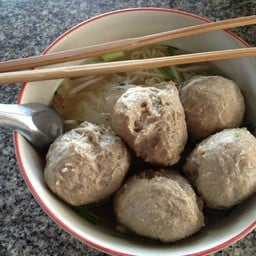 ลูกชิ้นหมู แนะนำ สุดยอด ลูกละ 25 บาท แป้งน้อยมาก มีกลิ่นพริกไทย อร่อยจริง