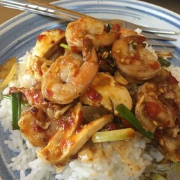 ผัดพริกสดกุ้งราดข้าว