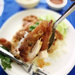 ข้าวมันไก่ทอดเจ๊แกะ หน้าสวนเพชบุระ