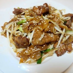 เส้นใหญ่ผัดแห้งหมู