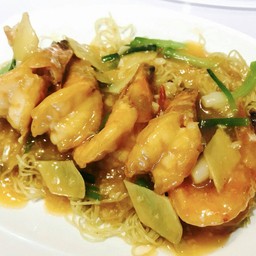 บะหมี่กุ้งราดซอสขิงต้นหอม