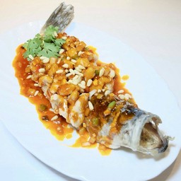 ปลากระพงทอดซอสเปรี้ยวหวาน