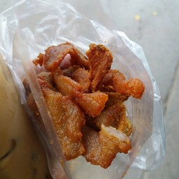 หมูทอดเจียงฮาย หน้าโรงพยาบาลนครธน