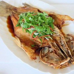 ปลากระพงทอดราดซีอิ้วฮ่องกง