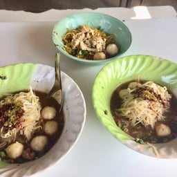 ก๋วยเตี๋ยวเรืออนุสาวรีย์ชัยฯแยกกระทิงลายสาย 36 บางละมุง