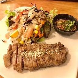 สลัดไข่ หมูย่างจิ้มแจ่ว