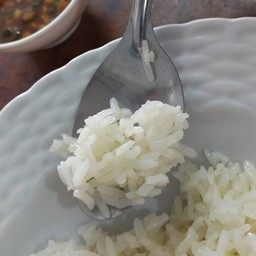 เป็นข้าวมันที่มีรสอ่อนๆ มันกำลังดี อร่อยอยู่