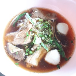 ก๋วยเตี๋ยวหมูน้ำแดง เส้นเล็ก 30 บาท 