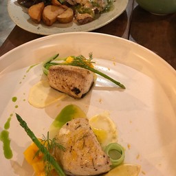 เนื้อปลาคล้ายปลาจาระเม็ดแน่นๆ หอมเนย ดีที่มีซอสมะม่วงไม่งั้นจะเลี่ยนไปนิส