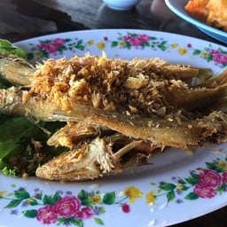 ปลาทรายทอดกระเทียม