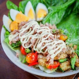 ทูน่าสลัด