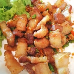 สามชั้นคั่วพริกเกลือ