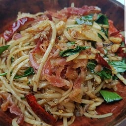 พาสต้าปูผัดพริกแห้งและเบค่อนกรอบ