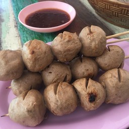 ลูกชิ้นปิ้งร้านนี้ เด็ดสุด ๆ มีทั้ง หมูและเนื้อ น้ำจิ้มรสเด็ดของดีเมืองราชบุรี