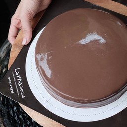 ลาร์นาเค้ก ช็อคโกแล็ตหน้านิ่ม ขนาด 2 ปอน